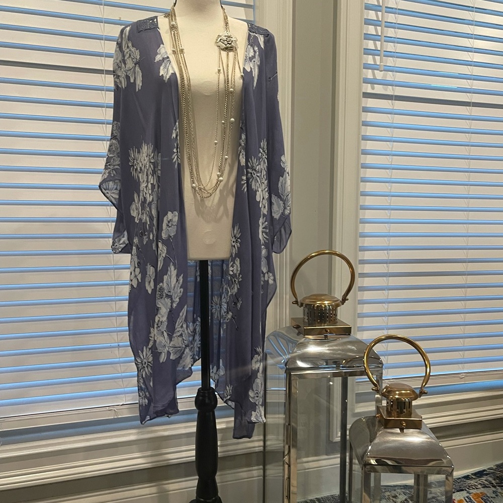 Beautiful Blue flowing floral kimono with crochet back - Picture 5 of 12